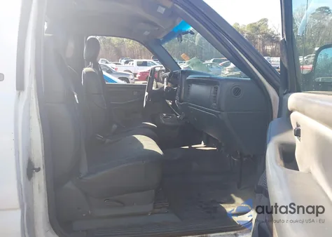 2000 Chevrolet Silverado 1500 z USA, uszkodzony, nr VIN 1GCEC14V2YE255188